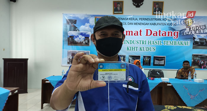 UMKM Kudus Beri Potongan Harga Khusus Bagi Pekerja Rokok 25 MENUNJUKKAN: Ketua PUK SP PT Djarum Ali Muslikin saat menunjukkan kartu anggota yang bisa digunakan untuk memperoleh potongan harga dari UMKM setempat.