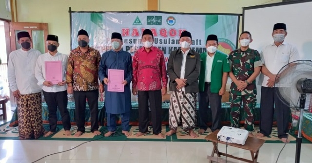 DPRD Demak Persiapkan Raperda Pesantren 25 SIMBOLIS: Serah terima draf usulan Raperda Pesantren oleh IKA PMII, GP Ansor, Setda dan DPRD, Sabtu (29/1) lalu. (M. Elang Ade Iswara/Lingkarjateng.id)