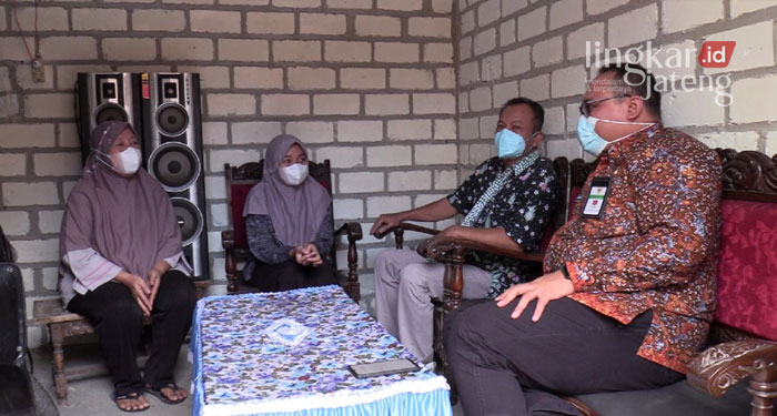 BERKUNJUNG: Wakil Bupati Rembang, Mochamad Hanies Cholil Barro' saat berbincang dengan Melisa dan ibunya, Rukanah, Desa Gegunung Wetan, Kecamatan Rembang, Selasa (8/2).