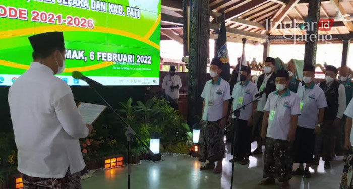 DILANTIK: Pengurus Santri Gayeng Nusantara (SGN) sekaligus Wakil Gubernur Jawa Tengah, Taj Yasin Maimoen saat melantik SGN Kabupaten Demak