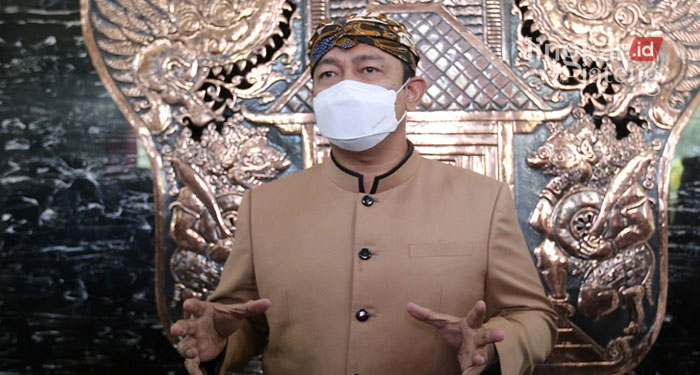 MENYAMPAIKAN: Wali Kota Semarang, Hendrar Prihadi usai wawancara di Balaikota Semarang.