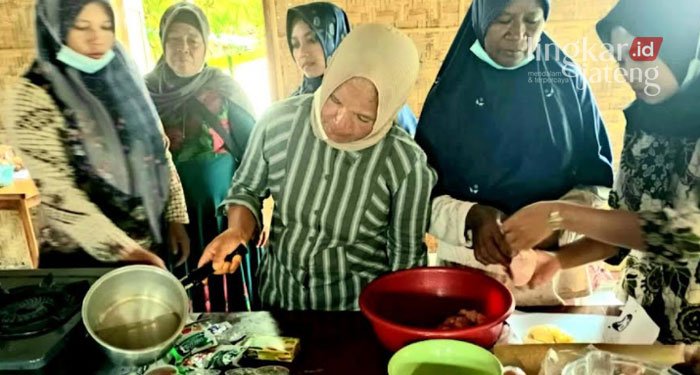 KREATIF: Warga saat mengikuti pelatihan membuat makanan ringan di DK Coffee dan Eatery Kalirejo Wirosari, baru-baru ini.