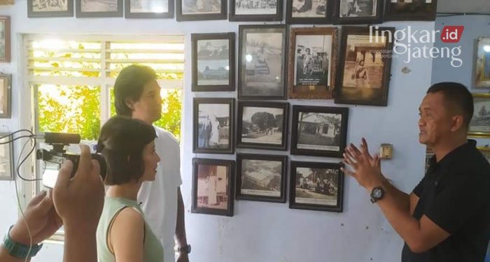 BERSEJARAH: Pengunjung bisa melihat koleksi foto kuno tentang Kota Cepiring di Warung Sate Pak Dul Tjepiring.