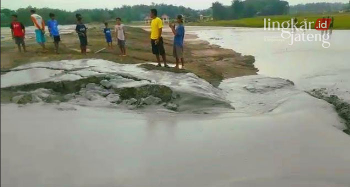 Letupan lumpur yang terjadi di Objek Wisata Alam Baby Volcano Dusun Cangkring, Desa Grabagan, Selasa (22/2).