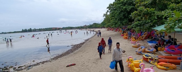 RAMAI: Banyaknya wisatawan berkunjung ke Pantai Bandengan, Jepara. (Muslichul Basid/Lingkarjateng.id)