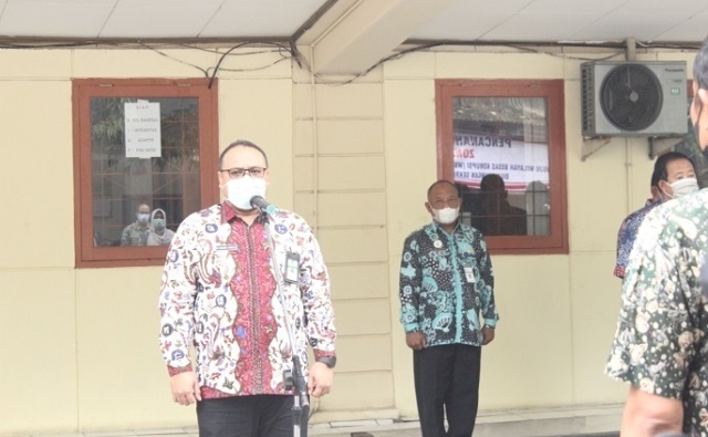 MENYAMPAIKAN: Wakil Bupati Rembang Mochamad Hanies Cholil Barro' saat memberikan arahan ke jajaran Sekretariat DPRD, Rabu (2/2). (R. Teguh Wibowo/Lingkarjateng.id)
