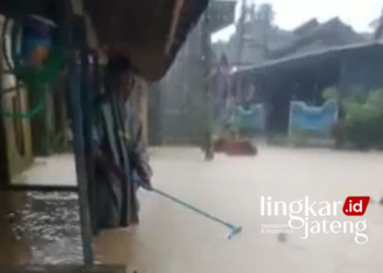 TERENDAM: Banjir merendam Desa Sumberrejo, Kecamatan Donorejo, Jepara, Sabtu (5/1). (Muslichul Basid/Lingkarjateng.id)