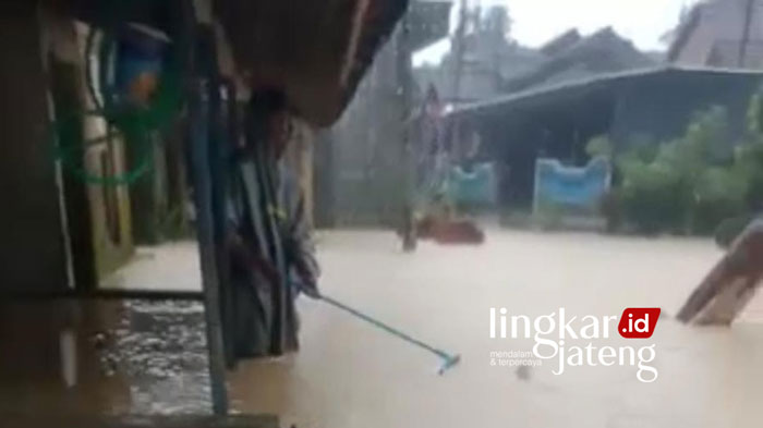 TERENDAM: Banjir merendam Desa Sumberrejo, Kecamatan Donorejo, Jepara, Sabtu (5/1). (Muslichul Basid/Lingkarjateng.id)