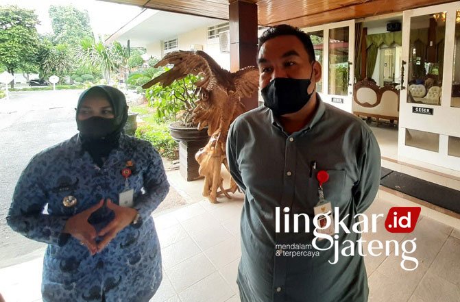 Bupati Blora Siapkan Kanal Pengaduan Seleksi Perades 25 MENJELASKAN: Bupati Blora Arief Rohman (kanan) dan Wakil Bupati Blora Tri Yuli Setyowati (kiri) usai mengikuti rapat Perades, belum lama ini. (Lilik Yuliantoro/Lingkarjateng.id)