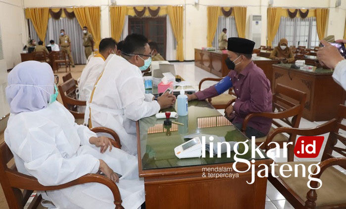 DPRD Demak Jalani Vaksinasi Lanjutan 25 VAKSIN: Seluruh pimpinan, anggota dewan dan karyawan DPRD Demak melakukan vaksinasi dosis ketiga atau vaksinasi lanjutan di Gedung DPRD Demak, Senin (31/1/2022). (Istimewa/Lingkarjateng.id)