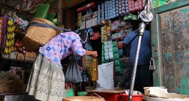 Stok Minyak Goreng Curah di Pasar Rembang Mulai Kosong 25 MENJUAL: Seorang pembeli minyak goreng curah di lapak dagangan milik Yatmi di Pasar Rembang. (R. Teguh Wibowo/Lingkarjateng.id)