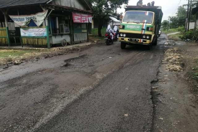 MELINTAS: Truk melewati jalan Tambakromo-Kayen yang rusak parah. (Istimewa/Lingkarjateng.id)
