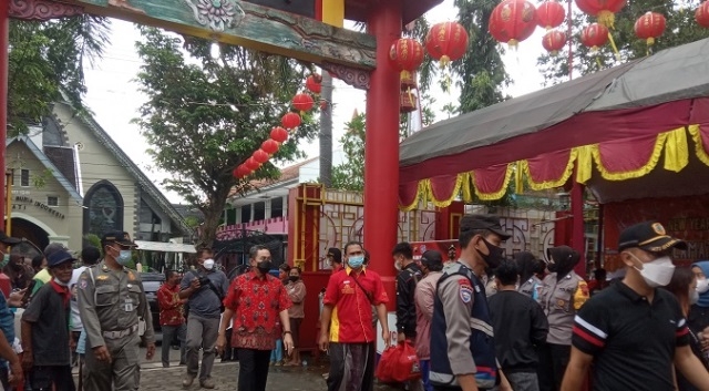 MENINJAU: Bupati Pati, Haryanto meninjau perayaan Imlek di Klenteng Hok Tik Bio, Pati, Selasa (1/2). (Ika Tamara Dewi/Lingkarjateng.id)