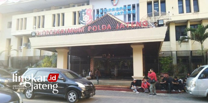 Diduga Jadi Mafia Tanah, Mantan Wakil Ketua DPRD Blora Dilaporkan 25 LAPORAN: SB mendatangi Polda Jateng untuk melaporkan kasus dugaan mafia tanah yang menimpa dirinya, Kamis (03/01). (Istimewa/Lingkarjateng.id)