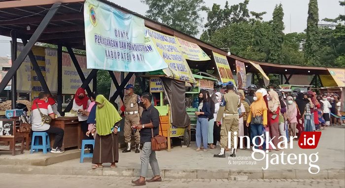 Warga Pati Antusias Serbu Minyak Goreng Murah 25 minyak goreng murah pati