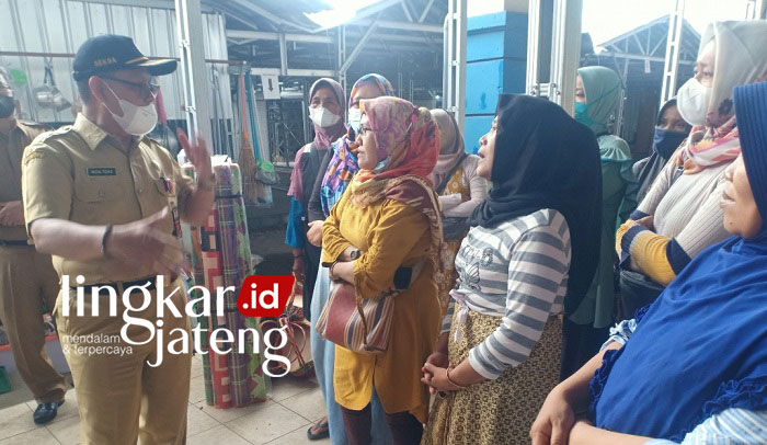 SOSIALISASI: Sekda Kendal Moh Toha memberikan penjelasan kepada para pedagang di Pasar Weleri Sementara, Senin (31/1/2022). (Unggul Priambodo/Lingkarjateng.id)