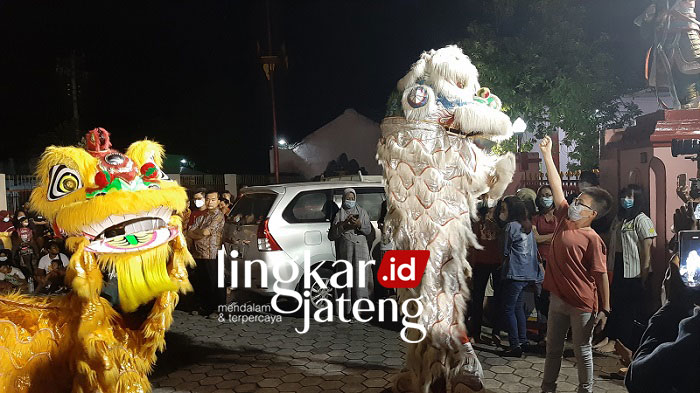 MERIAH: Barongsai beraksi menghibur masyarakat di halaman Klenteng Cu An Kiong Lasem untuk merayakan tahun baru Imlek di Rembang. (R. Teguh Wibowo/Lingkarjateng.id)