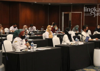 MENYAMPAIKAN: Sambutan Bupati H. Arief Rohman yang diwakili oleh Wakil Bupati Tri Yuli Setyowati dalam menerima penghargaan di depan tim penilai Bappeda Jateng, di Gedung Poncowati Hotel Patrajasa Semarang, Rabu (9/2).