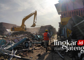 ROBOH: Seluruh bangunan di Kawasan Lorong Indah Pati akan diratakan dengan tanah dan dikembalikan sesuai fungsinya. (Nailin RA/Lingkarjateng.id)