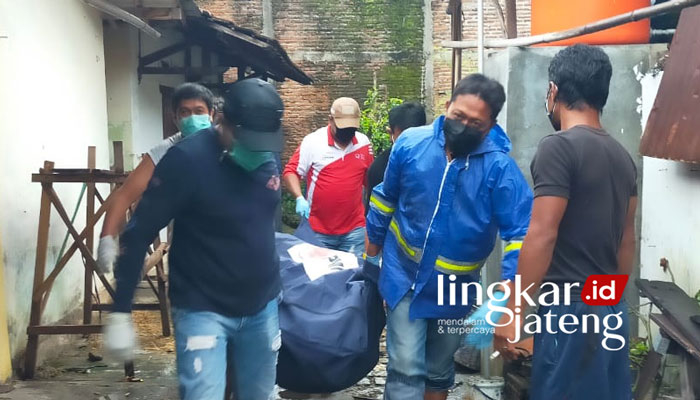 Warga Demak Gantung Diri di Kamar Kos Pati 25 DIEVAKUASI: Petugas tengah mengevakuasi mayat korban untuk dibawa ke RSUD Soewondo, Sabtu (05/02). (Istimewa/Lingkarjateng.id)