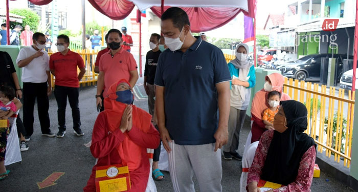 MENINJAU: Wali Kota Semarang, Hendrar Prihadi saat meninjau pembagian bingkisan dus susu kepada anak kategori stunting. (Adimungkas/Lingkarjateng.id)
