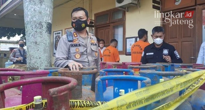 3 Pengoplos LPG Blora Berhasil Diringkus 25 GELAR PERKARA: Kapolres Blora AKBP Aan Hardiansyah menunjukan barang bukti gas LPG saat konferensi pers di halaman belakang Mapolres Blora. (Lilik Yuliantoro/Lingkarjateng.id)
