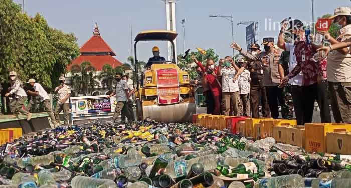4.003 Botol Miras Dimusnahkan di Alun-Alun Kudus