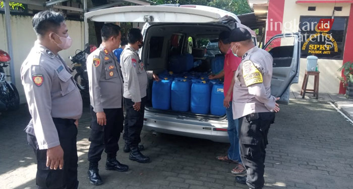 MENGAMANKAN: 900 liter miras diamankan Polsek Jati, Kabupaten Blora. (Istimewa/Lingkarjateng.id)