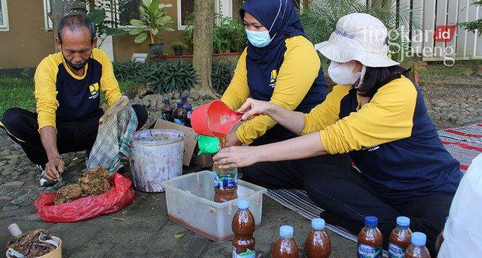 DPUPR Blora Ajak ASN dan DWP Manfaatkan Sampah Organik Rumah Tangga 25 PANEN: ASN dan DWP DPUPR Blora panen fermentasi eco-enzyme dari sampah organik rumah tangga. (Istimewa/Lingkarjateng.id)