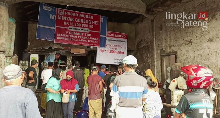 MENGANTRE: Warga mengantre hendak membeli minyak goreng curah dengan harga Rp 12.500 perliter di Pasar Pagi Kaliwungu, Kendal. (Unggul Priambodo/Lingkarjateng.id)