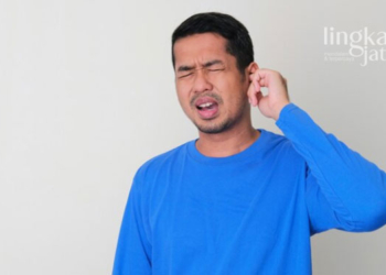 ILUSTRASI: Seseorang mengalami sakit akibat telinga yang berdenging. (Sumber Gambar: Freepik/Lingkarjateng.id)