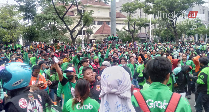 UNJUK RASA: Asosiasi Driver Online (ADO) saat menggelar aksi di depan Kantor Gubernur Jawa Tengah, Senin (7/3). (Adimungkas/Lingkarjateng.id)