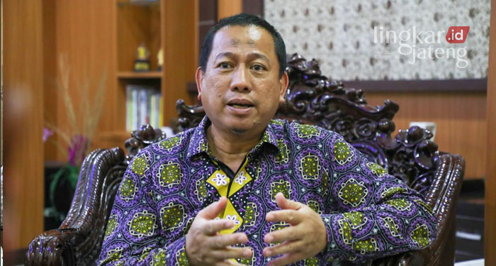 MENJELASKAN: Kepala BPS Jateng, Adhi Wiriana saat menerangkan angka kemiskinan Jateng. (Istimewa/Lingkarjateng.id)