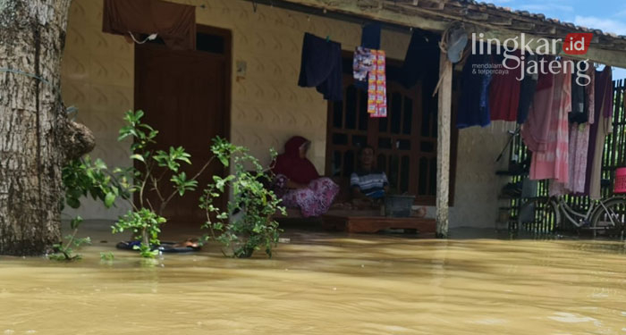 TERENDAM: Salah satu rumah warga yang terendam banjir di Kecamatan Batangan, Pati. (Istimewa/Lingkarjateng.id)