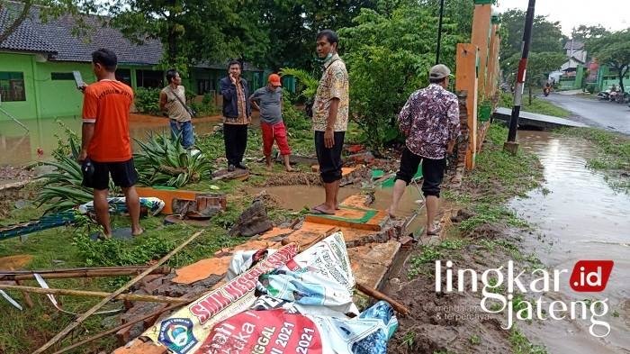Banjir di Rembang Robohkan Pagar Sekolah 25 Banjir di Rembang