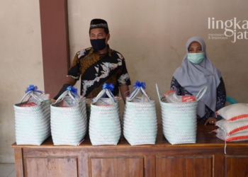 ILUSTRASI: Bantuan sosial saat pandemi Covid-19 untuk warga Bumi Kartini pada tahun lalu. (Adhik Kurniawan/Lingkarjateng.id)