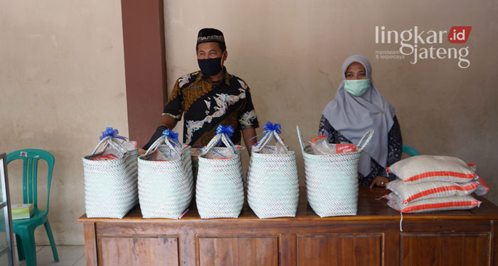 ILUSTRASI: Bantuan sosial saat pandemi Covid-19 untuk warga Bumi Kartini pada tahun lalu. (Adhik Kurniawan/Lingkarjateng.id)