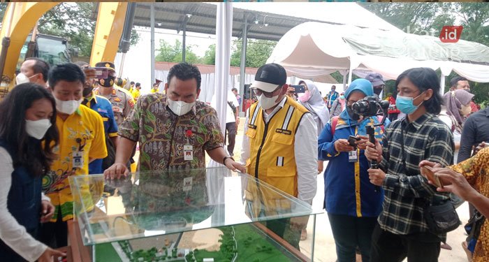 MENINJAU: Bupati Blora, Arief Rohman bersama rombongan melihat peta TPA Temurejo dan serah terima alat berat bego. (Lilik Yuliantoro/Lingkarjateng.id)