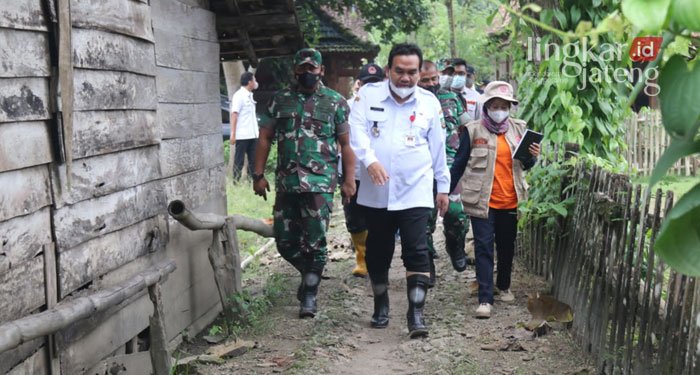 MENINJAU: Bupati Blora, Arief Rohman bersama rombongan meninjau lokasi banjir di Dukuh Kemadoh, Desa Jegong. (Lilik Yuliantoro/Lingkarjateng.id)