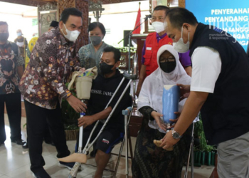 SIMBOLIS: Bupati Blora, Arief Rohman menyerahkan bantuan kaki palsu pada penyandang disabilitas di Kabupaten Blora, Sabtu (5/3). (Istimewa/Lingkarjateng.id)