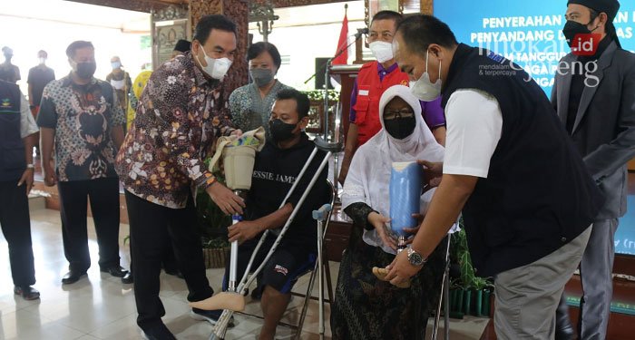 Alhamdulillah, 8 Difabel Blora Terima Bantuan Kaki Palsu 25 SIMBOLIS: Bupati Blora, Arief Rohman menyerahkan bantuan kaki palsu pada penyandang disabilitas di Kabupaten Blora, Sabtu (5/3). (Istimewa/Lingkarjateng.id)