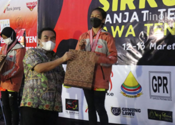 SIMBOLIS: Bupati Blora, Arief Rohman menyerahkan hadiah kepada atlet di arena wall climbing Lapangan Kridosono, Blora pada Minggu (13/3) sore. (Istimewa/Lingkarjateng.id)