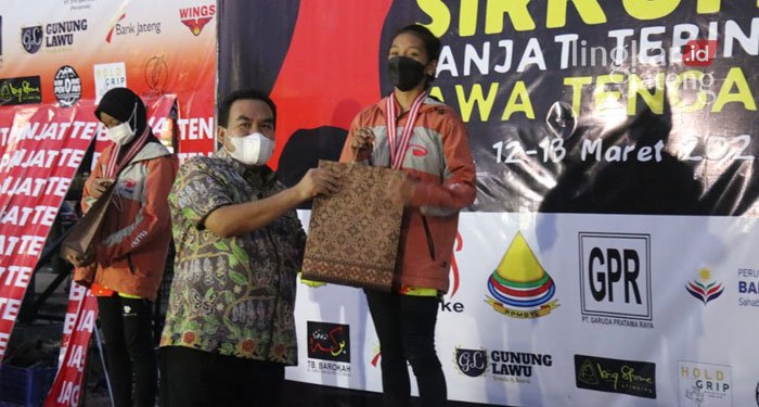 Jadi Tuan Rumah Sirkuit Panjat Tebing Jateng Seri 1, Blora Raih 4 Medali 25 SIMBOLIS: Bupati Blora, Arief Rohman menyerahkan hadiah kepada atlet di arena wall climbing Lapangan Kridosono, Blora pada Minggu (13/3) sore. (Istimewa/Lingkarjateng.id)