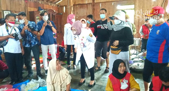 MENINJAU: Bupati Grobogan, Sri Sumarni bersama Forkopimda saat meninjau Posko Dapur Umum di Desa Cingkrong, Kecamatan Purwodadi, Rabu (16/3). (Muhamad Ansori/Lingkarjateng.id)