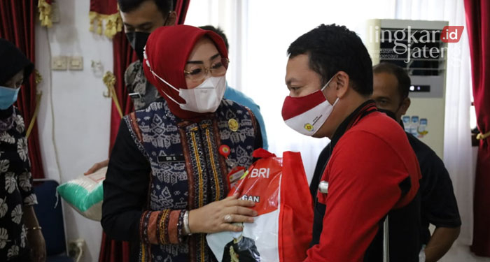 MENYERAHKAN: Bupati Grobogan, Sri Sumarni saat memberikan sembako ke warga kurang mampu di Gedung Riptaloka, baru-baru ini. (Muhamad Ansori/Lingkarjateng.id)
