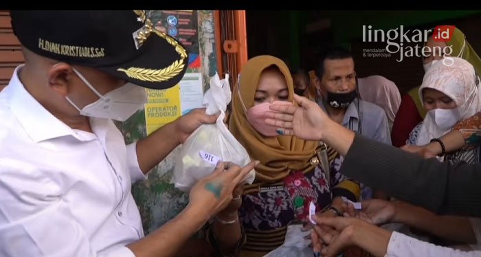 Operasi Pasar Minyak Goreng, Pemkab Jepara Sediakan 8.796 Liter 25 MENDISTRIBUSIKAN: Bupati Jepara Dian Kristiandi membagikan minyak goreng bersubsidi kepada warga. (Muslichul Basid/Lingkarjateng.id)