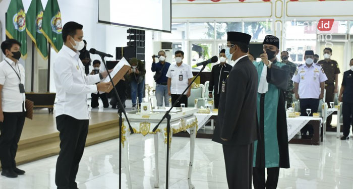 Sugiono Jadi Plh Sekda Kendal, Wabup Basuki Bantah Tidak Dukung 25 MELANTIK : Bupati Kendal, Dico Ganinduto melantik Ir. Sugiono sebagai Pelaksana harian (Plh) Sekretaris Daerah (Sekda) pada Rabu (2/3). (Istimewa/Lingkarjateng.id)