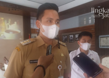 MENJELASKAN: Bupati Kendal, Dico Ganinduto saat memberikan keterangan pada media.