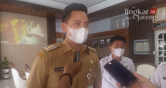 Pansel Tak Bekerja, Bupati Kendal Geram 10 OPD Masih Diisi Pelaksana Tugas 25 MENJELASKAN: Bupati Kendal, Dico Ganinduto saat memberikan keterangan pada media.