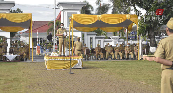 APEL: Bupati Kendal, Dico Ganinduto saat memberikan motivasi kepada ASN untuk selalu bekerja dalam tim, Senin (7/3). (Unggul Priambodo/Lingkarjateng.id)